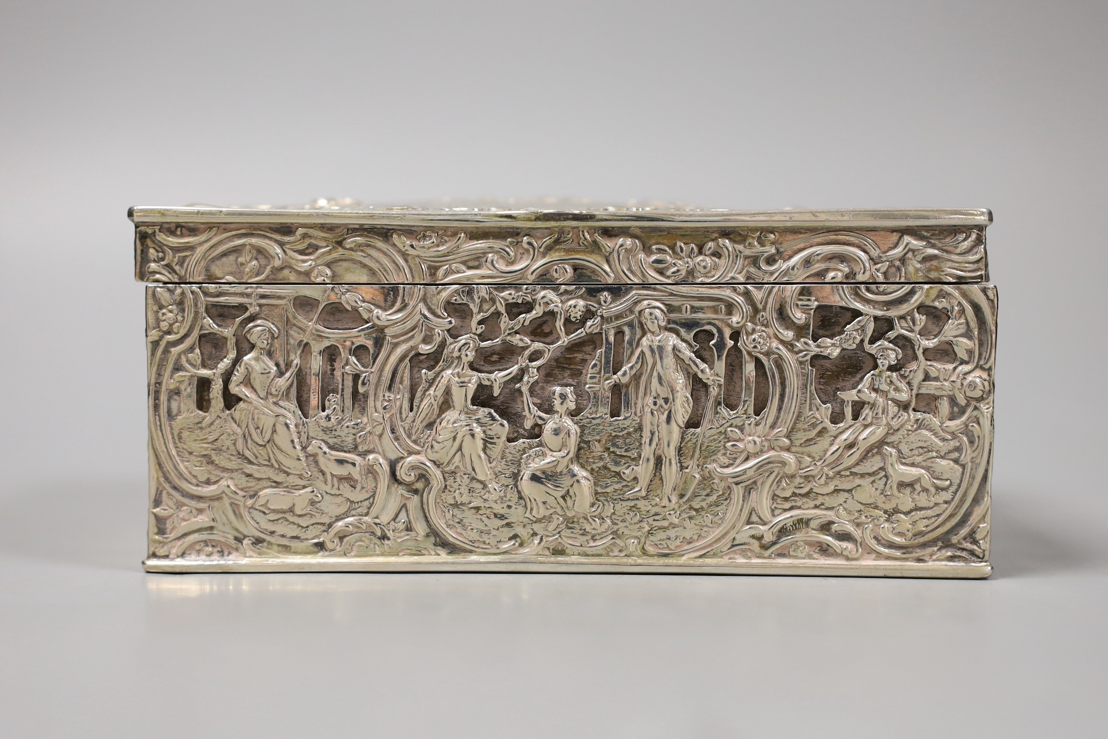 A continental 800 standard white metal mounted rectangular box, with hinged cover, 14.8cm, gross weight 356 grams.